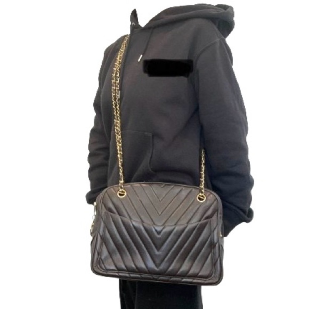 🔹 Vintage Chanel Chevron Large Camera Bag with COA 🔹 - Picture 3 of 16